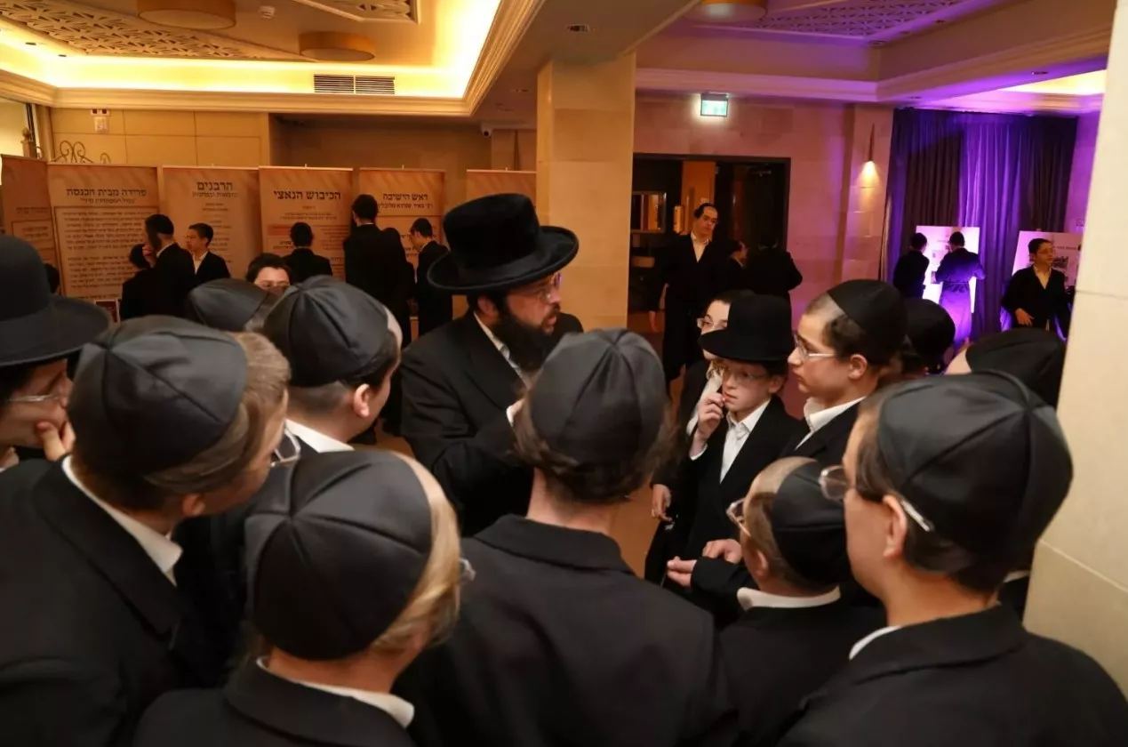 תיאור אפשרי של תמונה: 17 tamuz night